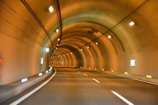 高速道路のトンネルのカーブ 高速道路のトンネルのカーブの写真