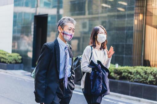 外回り営業をする上司と部下 外回り営業をする上司と部下 ビル,関係,街の写真素材