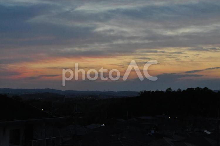 夕方　雲　夕焼け　空 晴れ,青空,自然の写真素材