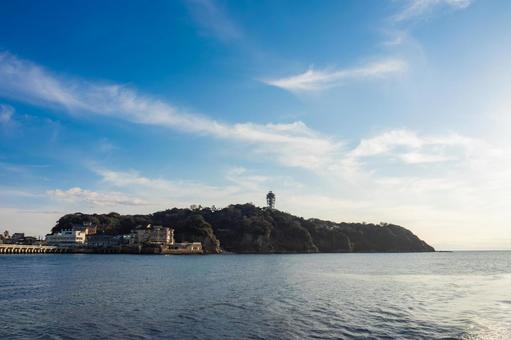 青空の下 海に浮かぶ江の島 青空の下 海に浮かぶ江の島 江の島,夏休み,海の写真素材