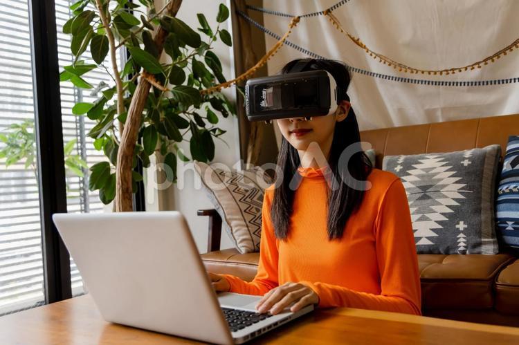 VRゴーグル　バーチャル空間　メタバース 女性,ライフスタイル,日本人の写真素材