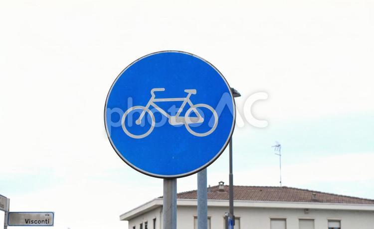イタリアの道路標識　自転車 イタリア,ヨーロッパ,道路標識の写真素材