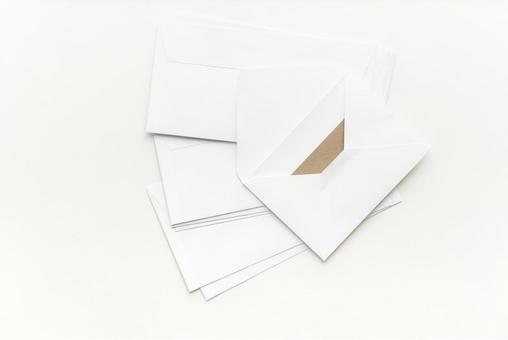 ベージュのカードの入った白い封筒 ベージュのカードの入った白い封筒の写真
