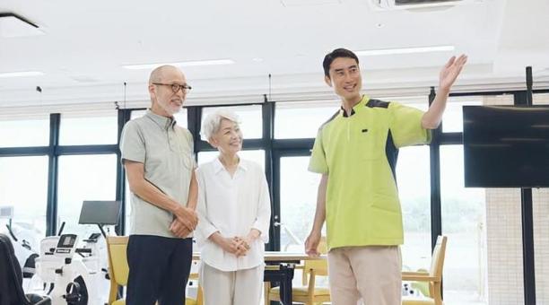 施設の内見をする介護士と高齢者 施設の内見をする介護士と高齢者の写真