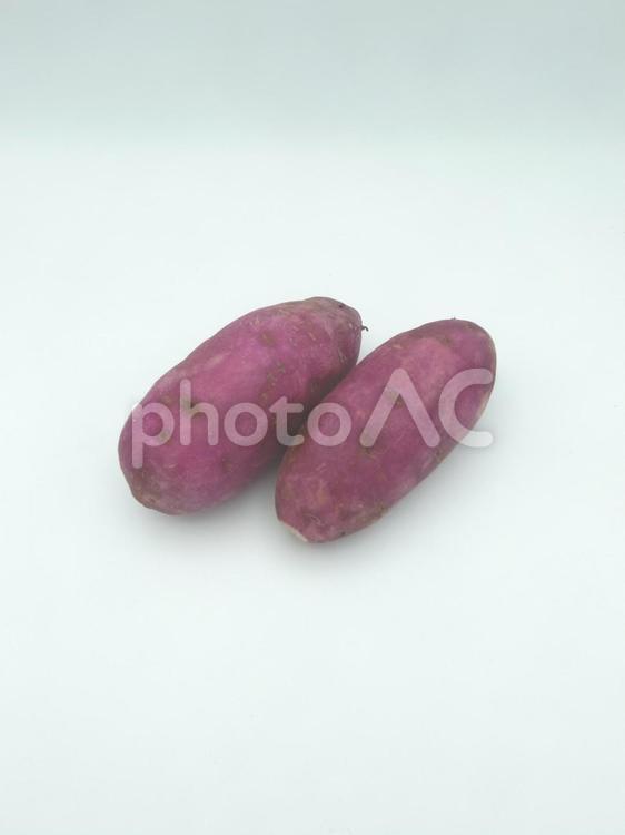 さつまいも　芋　紫芋　紫　秋　野菜　食材　いも類　根菜　おやつ　食べ物　食物繊維　国産　室内　物撮り 芋,さつまいも,紫芋の写真素材