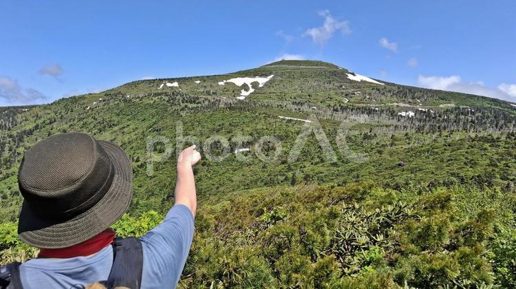 景色を眺める登山者 登山者,登山道,残雪の写真素材