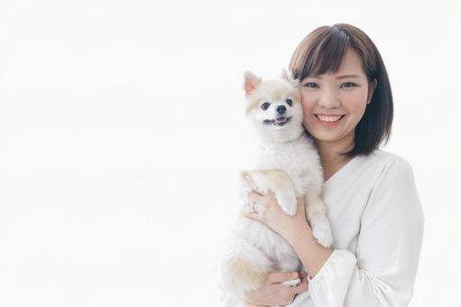 犬を抱く女性・ブリーダー 犬を抱く女性・ブリーダー 家庭犬,女,家族の写真素材