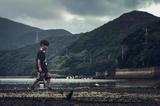 <素材>夏休み海辺を散策して遊ぶ男の子 <素材>夏休み海辺を散策して遊ぶ男の子 子供,海,サンセットの写真素材