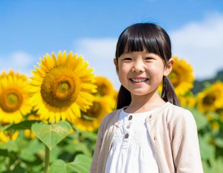 ひまわり畑と子供と青空 ひまわり畑と子供と青空の写真