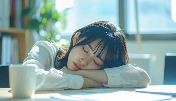 うたた寝する女性 うたた寝する女性の写真