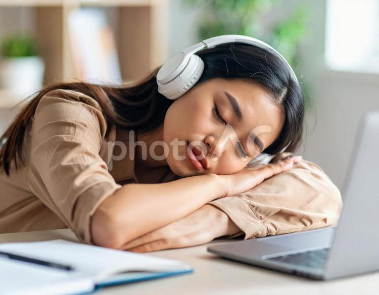読書をしながら寝落ちする女性4 読書,寝落ち,ヘッドフォンの写真素材