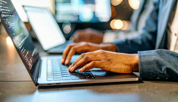 キーボードを入力する手の写真