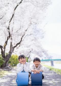 桜の下で微笑む子ども 桜の下で微笑む子どもの写真
