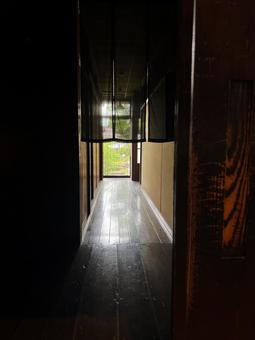 裏口に通ずる廊下 裏口に通ずる廊下 廊下,裏口,住宅の写真素材