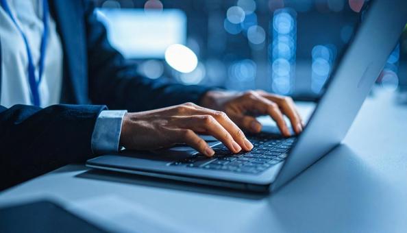 キーボードを入力する手 キーボードを入力する手の写真