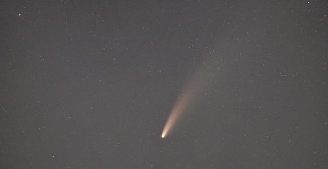 星空の中の彗星(横長) 星空の中の彗星(横長) ネオワイズ,彗星,ほうき星の写真素材
