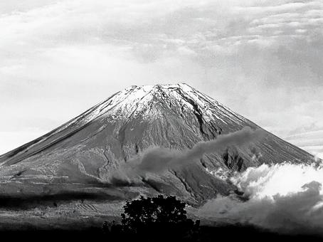 モノクロの富士山 自然,冬,冬山の写真素材