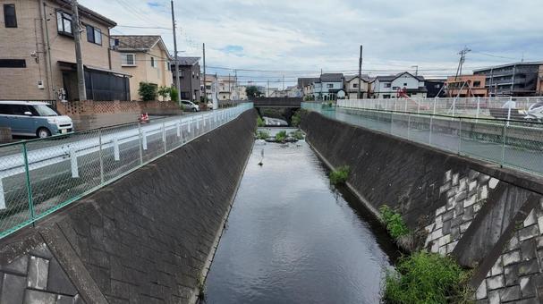 川のある郊外の町の風景 川のある郊外の町の風景 町,川,ガードレールの写真素材