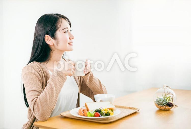 朝食でスープを飲む日本人女性（ご飯） 朝食,スープ,食事の写真素材