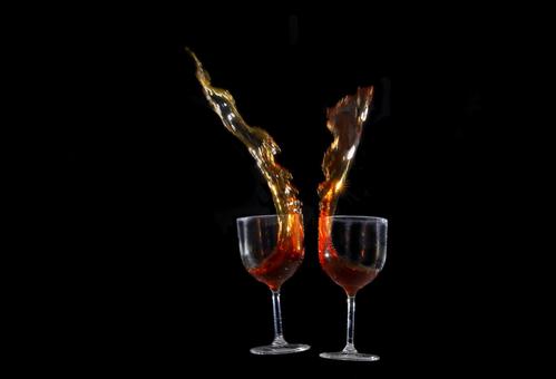 コーヒーを入れたグラスの衝突 コーヒーを入れたグラスの衝突の写真