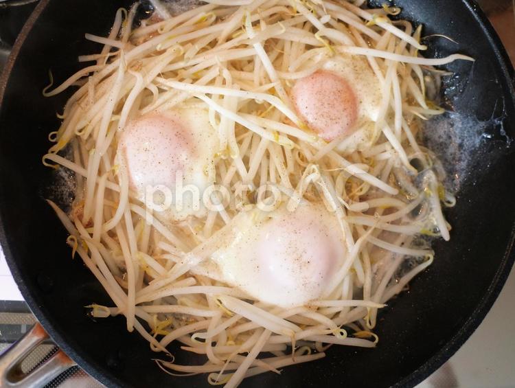 「ベーコンもやしエッグ」の出来上がり ベーコン,もやし,卵の写真素材