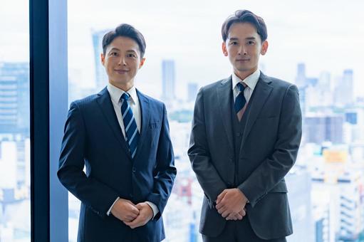 スーツを着た男性二人 スーツを着た男性二人 ビジネスマン,スーツ,男性の写真素材