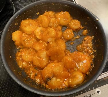 エビチリ エビチリ おうちごはん,フライパン,干焼蝦仁の写真素材