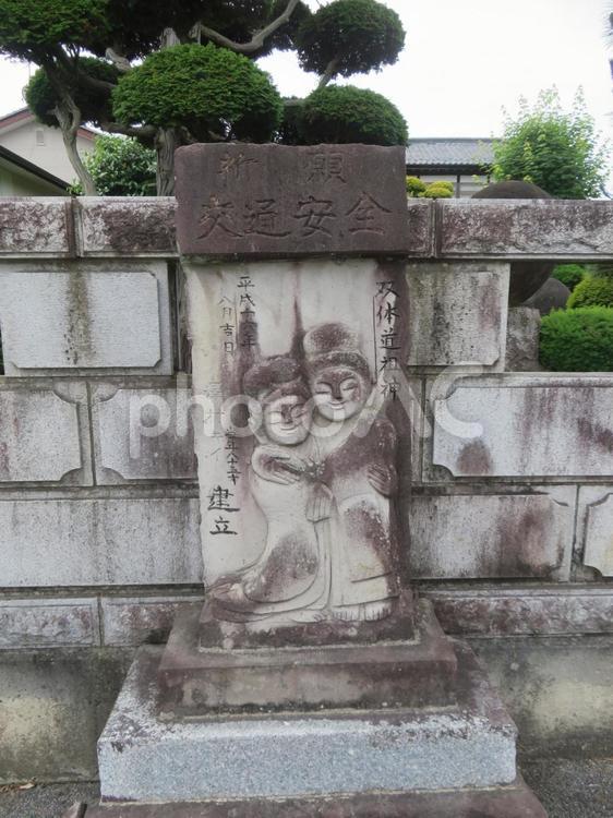 道行く人々を見守る双体道祖神の像 道祖神,双体,男神の写真素材