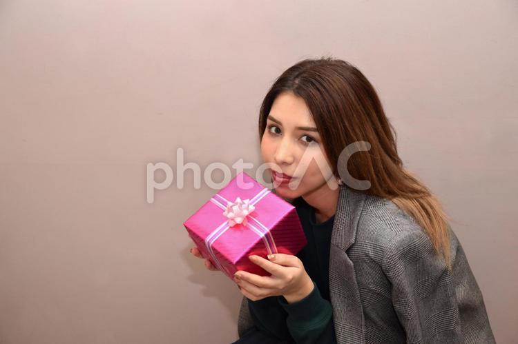 プレゼントを持つ女性 ハーフ,彼女,恋人の写真素材