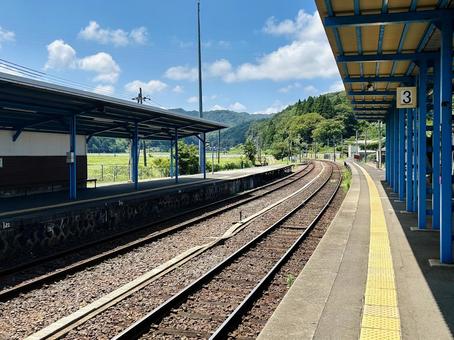 駅での電車待ち 線路,鉄道,自然の写真素材