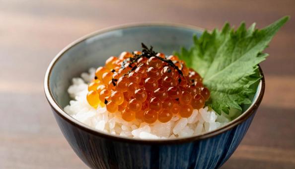 ご飯にイクラをたっぷりのせて食べる ご飯にイクラをたっぷりのせて食べるの写真