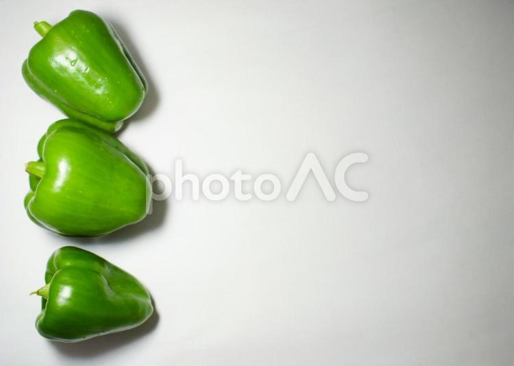 ピーマン　３つ　左側に寄せて ピーマン,野菜,コピースペースの写真素材