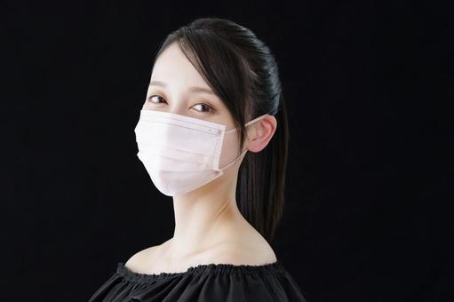 A woman wearing a mask with a color close to the skin color, maske, fem, mode, JPG