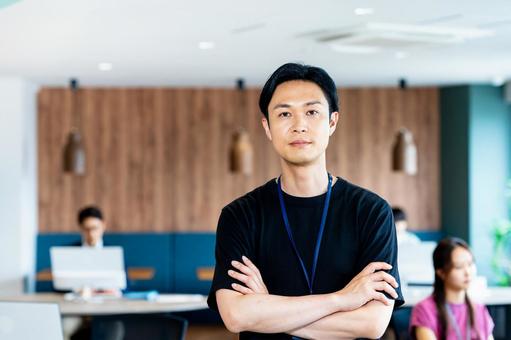 オフィスで働くビジネスパーソン オフィスで働くビジネスパーソン 男性,ビジネスマン,オフィスの写真素材