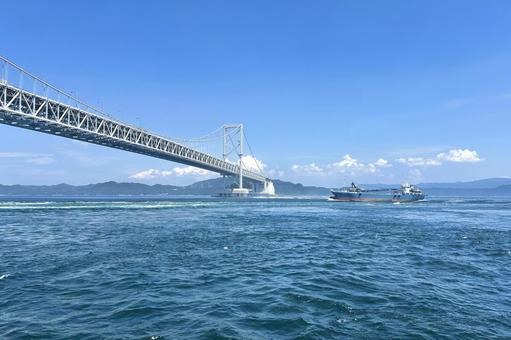 長い橋 長い橋 うずしお,海,橋の写真素材