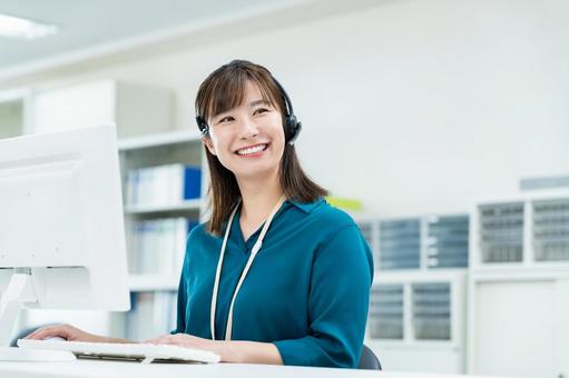 オペレーターの若い女性 オペレーター,ビジネスウーマン,ビジネスの写真素材
