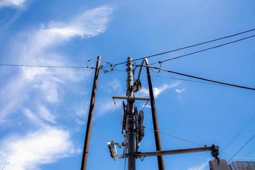 電柱と電線 電柱と電線 電柱,電線,インフラの写真素材