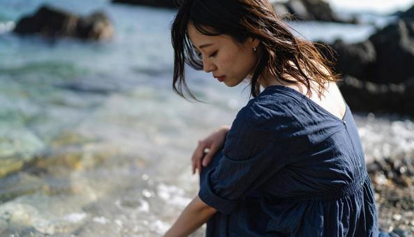 海 デート 彼女 夏 浜辺 女性 黒髪 海 デート 彼女 夏 浜辺 女性 黒髪の写真