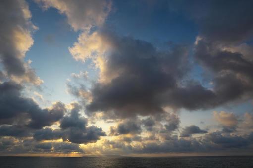 海岸の夕暮れと粟島 海岸の夕暮れと粟島 海岸,海,水平線の写真素材