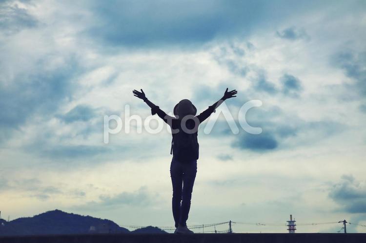 両手を広げる女性 空,女性,背景の写真素材
