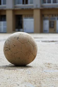 雨上がりの校庭に忘れられたサッカーボール 雨上がりの校庭に忘れられたサッカーボールの写真