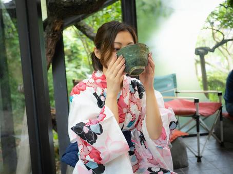 32:観光する浴衣の女性 32:観光する浴衣の女性 浴衣,ゆかた,お茶の写真素材