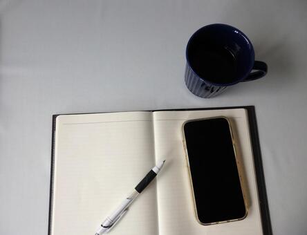 筆記用具達と共に休憩 ノート,スマホ,ボールペンの写真素材