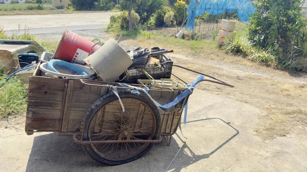 家の解体で出た産廃ゴミをリヤカーに積む 家の解体で出た産廃ゴミをリヤカーに積む 家の解体,リヤカー,引くの写真素材