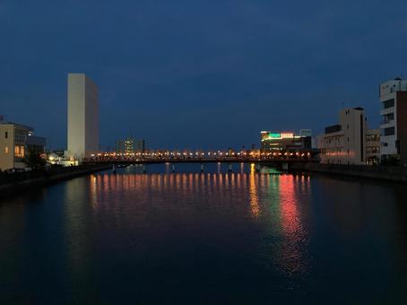 夜の橋の上からの風景 岩田川 2 夜の橋の上からの風景 岩田川 2 川,橋,夜景の写真素材