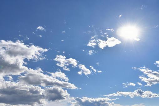 青空と太陽の写真