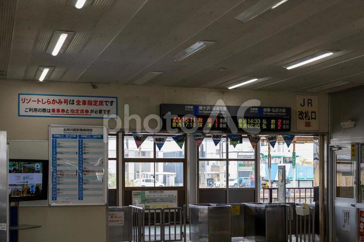 JR五所川原駅改札口と電光掲示板 鉄道,jr五能線,jr東日本の写真素材