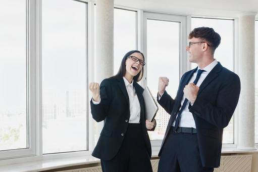 ガッツポーズで喜ぶ男女 男女,ガッツポーズ,外国人の写真素材