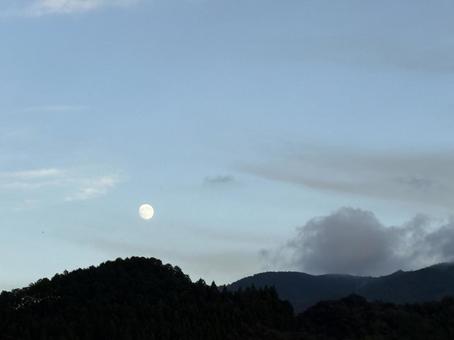 空に浮かぶ月 空に浮かぶ月 風景,自然,月の写真素材