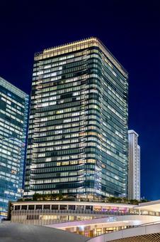 うめきたグリーンプレイスから見る夜の絶景 うめきたグリーンプレイスから見る夜の絶景 ビル,建物,夜景の写真素材
